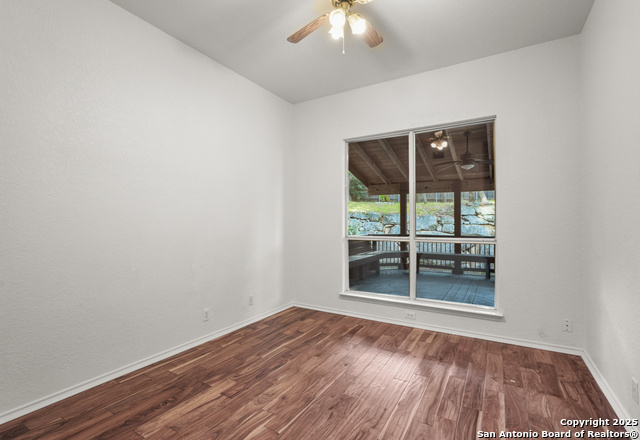 Listing photo id 16 for 3330 Edge View