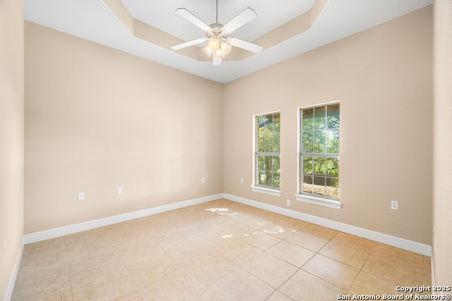 Listing photo id 14 for 3907 Kite Dr. E