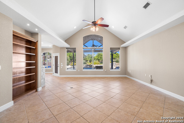 Listing photo id 2 for 3907 Kite Dr. E