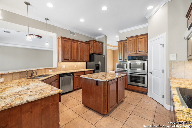 Listing photo id 3 for 3907 Kite Dr. E