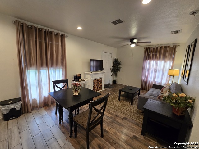 Listing photo id 2 for 522 Overhill  A