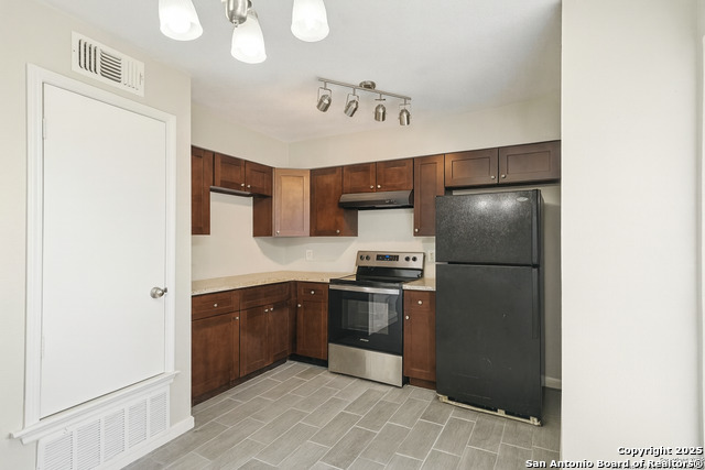 Image 10 of 19 For 10609 Starcrest Dr.  10609