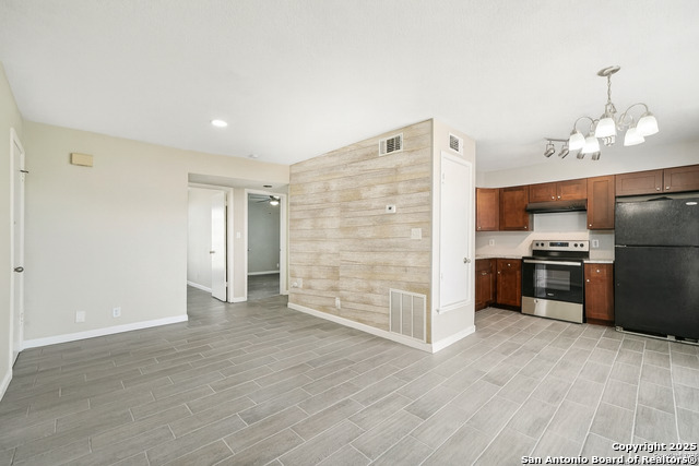 Image 9 of 19 For 10609 Starcrest Dr.  10609