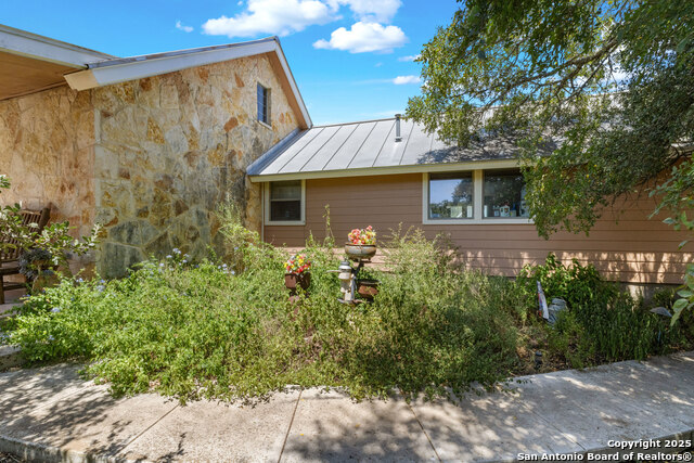 Listing photo id 17 for 1670 Cranes Mill S