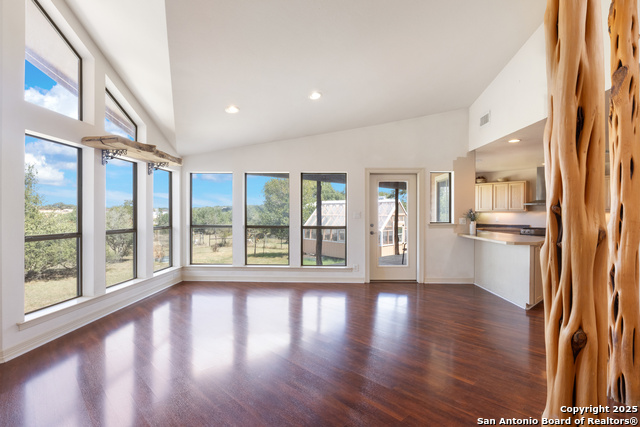 Listing photo id 2 for 1670 Cranes Mill S