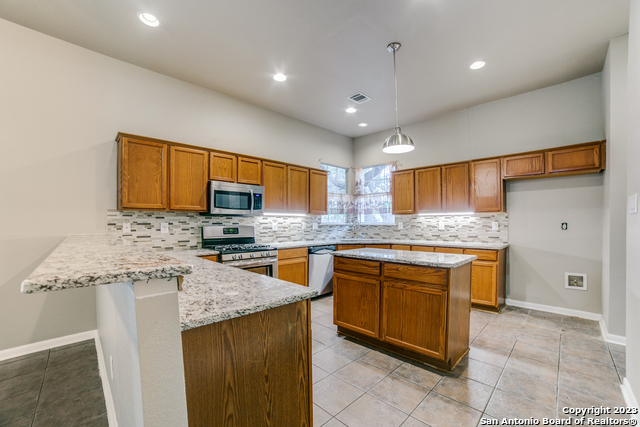 Image 18 of 26 For 7 Brentcove