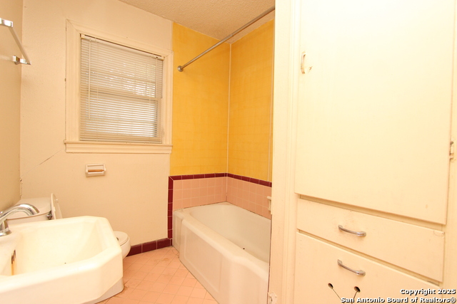 Listing photo id 11 for 387 Meredith  2