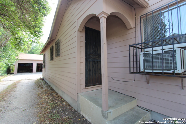 Listing photo id 12 for 387 Meredith  2