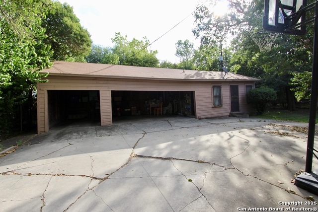 Listing photo id 13 for 387 Meredith  2