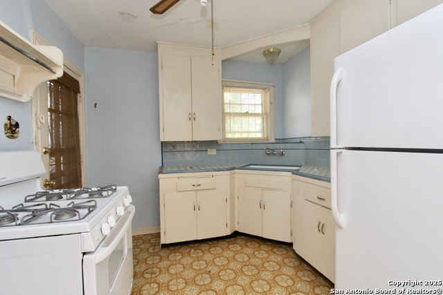 Listing photo id 5 for 387 Meredith  2