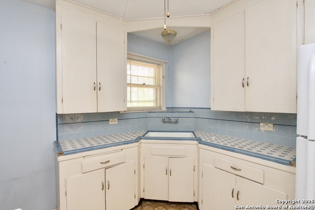 Listing photo id 6 for 387 Meredith  2