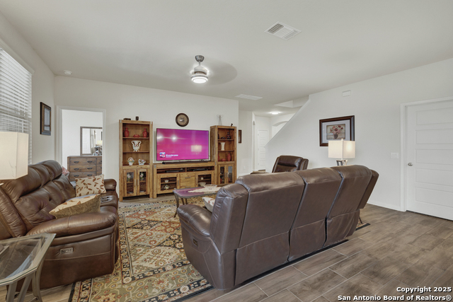 Listing photo id 9 for 412 Sika Way