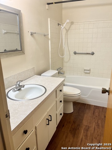 Listing photo id 5 for 200 Cleveland E