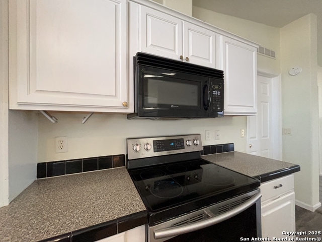 Listing photo id 14 for 9611 Hildebrandt Rd