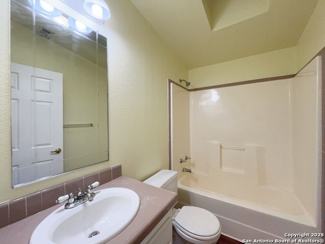 Listing photo id 32 for 9611 Hildebrandt Rd