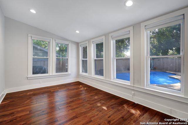 Image 32 of 65 For 118 Routt St