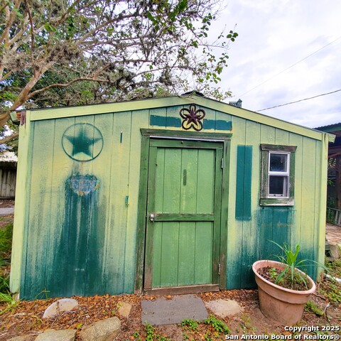 Listing photo id 11 for 711 Lott E 