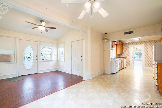 Listing photo id 2 for 711 Lott E 