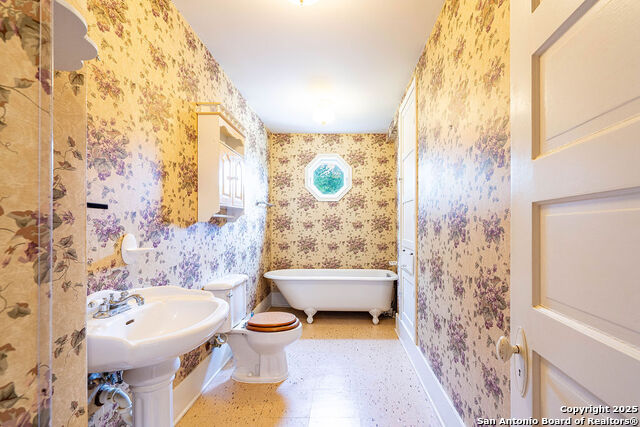 Listing photo id 3 for 711 Lott E 