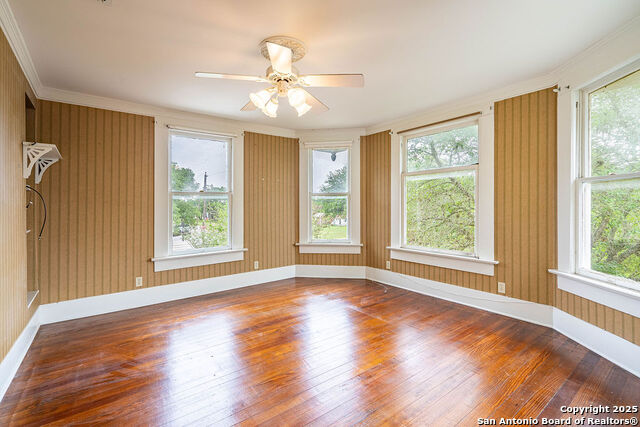 Listing photo id 4 for 711 Lott E 