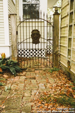 Listing photo id 6 for 711 Lott E 