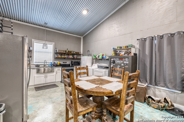 Listing photo id 11 for 944 Fm 1049  