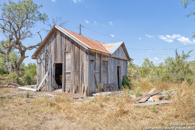 Listing photo id 18 for 944 Fm 1049  