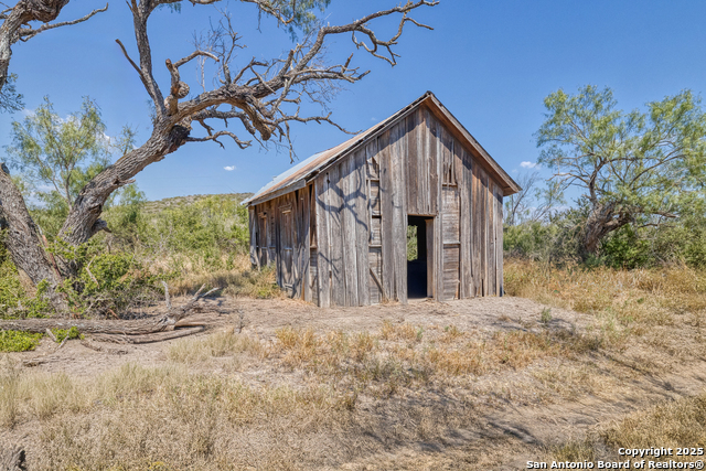 Listing photo id 20 for 944 Fm 1049  