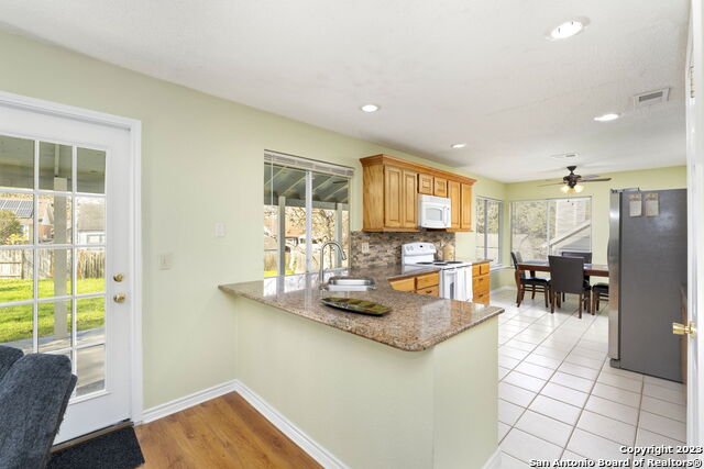 Image 17 of 38 For 14619 Hillside