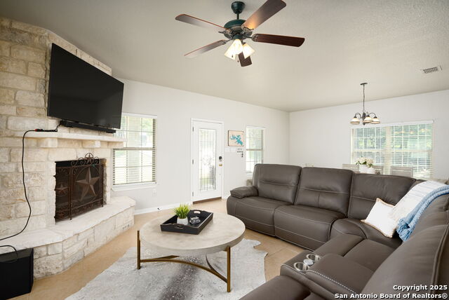 Listing photo id 3 for 1526 Bonnyview