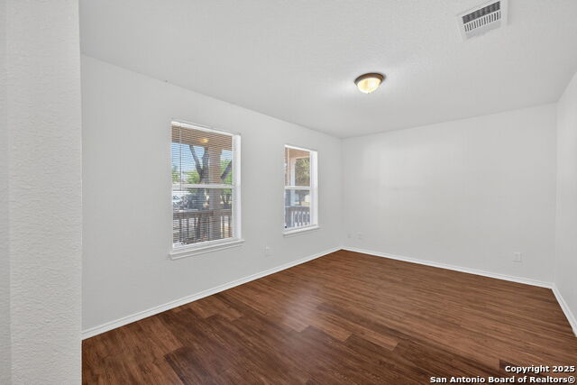 Listing photo id 3 for 4935 Dahlia Terrace