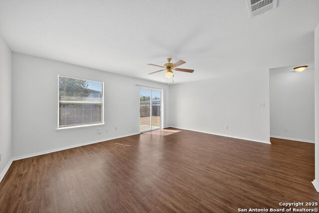 Listing photo id 7 for 4935 Dahlia Terrace