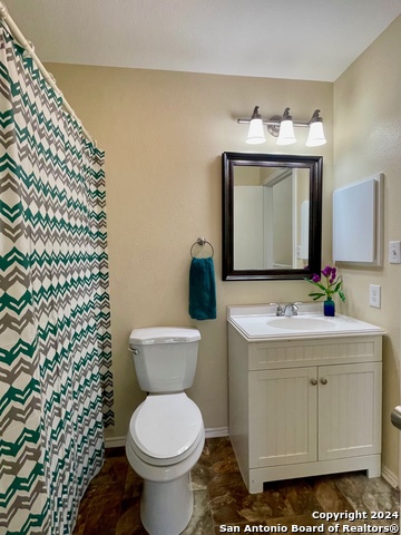 Image 18 of 20 For 11815 Vance Jackson  1605