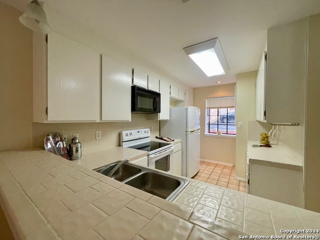 Image 5 of 20 For 11815 Vance Jackson  1605