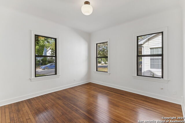 Image 18 of 28 For 122 Norwood Ct E
