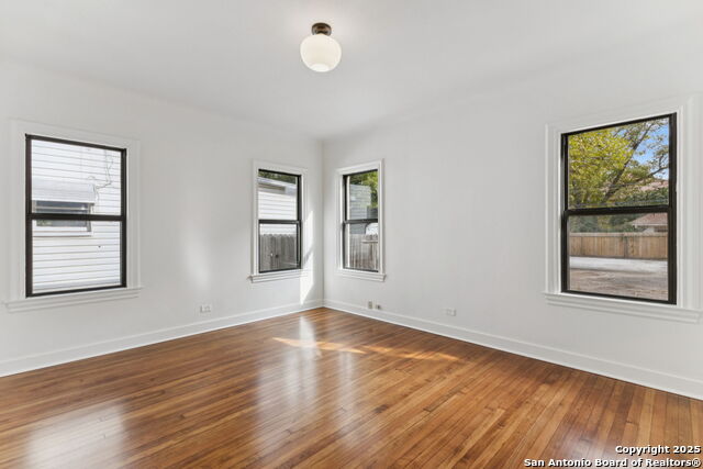 Image 21 of 28 For 122 Norwood Ct E