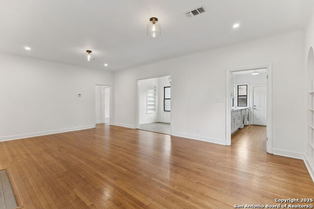 Image 8 of 28 For 122 Norwood Ct E