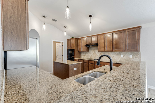 Image 14 of 39 For 23702 Misty Peak