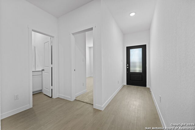 Listing photo id 13 for 732 Horsetail Ln