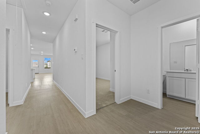 Listing photo id 17 for 732 Horsetail Ln