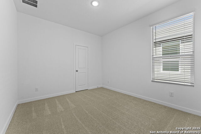 Listing photo id 18 for 732 Horsetail Ln