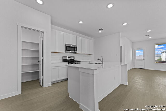 Listing photo id 1 for 732 Horsetail Ln