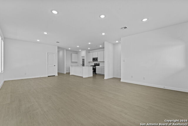 Listing photo id 4 for 732 Horsetail Ln