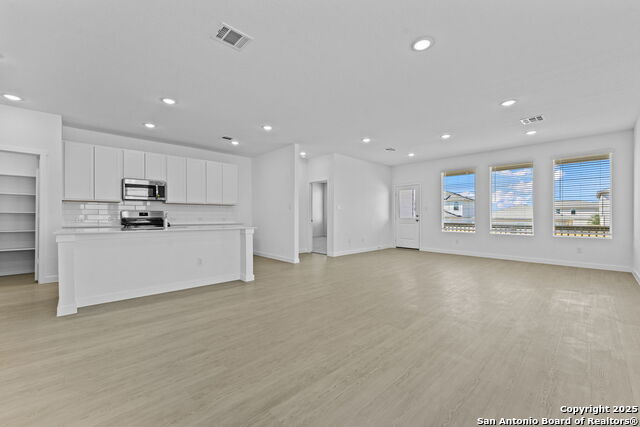 Listing photo id 5 for 732 Horsetail Ln