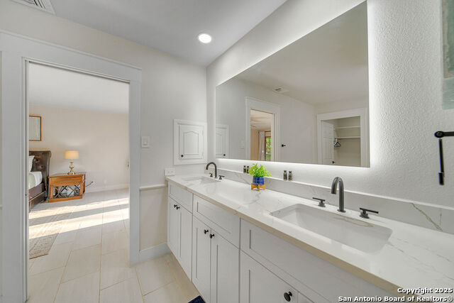 Listing photo id 9 for 605 Squires  