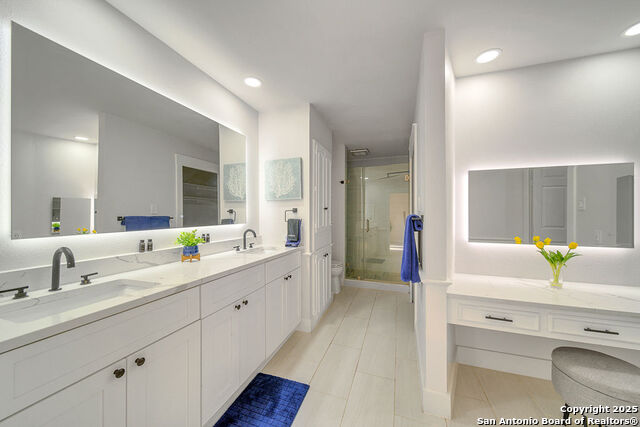 Listing photo id 10 for 605 Squires  