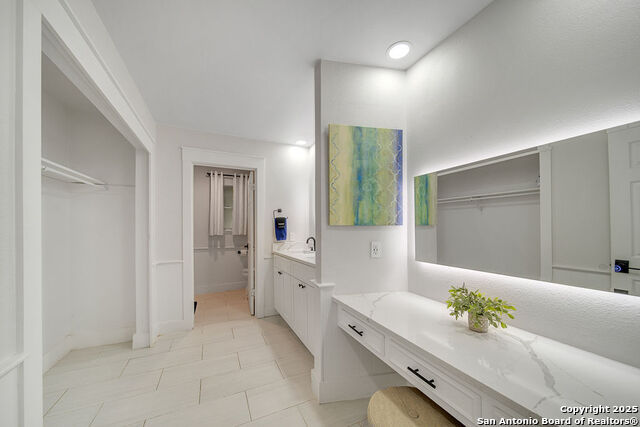 Listing photo id 12 for 605 Squires  