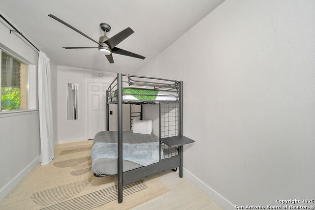 Listing photo id 16 for 605 Squires  