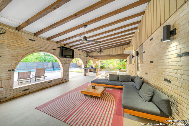 Listing photo id 17 for 605 Squires  
