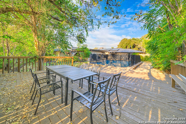 Listing photo id 18 for 605 Squires  